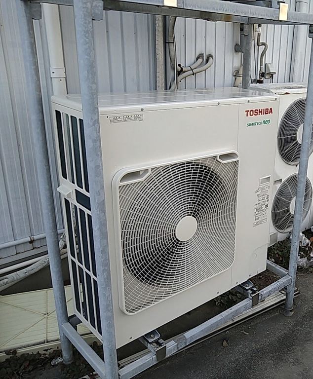 屋外に据え付けた業務用エアコンの室外機