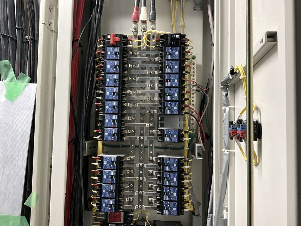 結線を終えた分電盤の内部