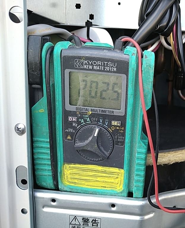 テスターで室外機の電源電圧を測る点検作業