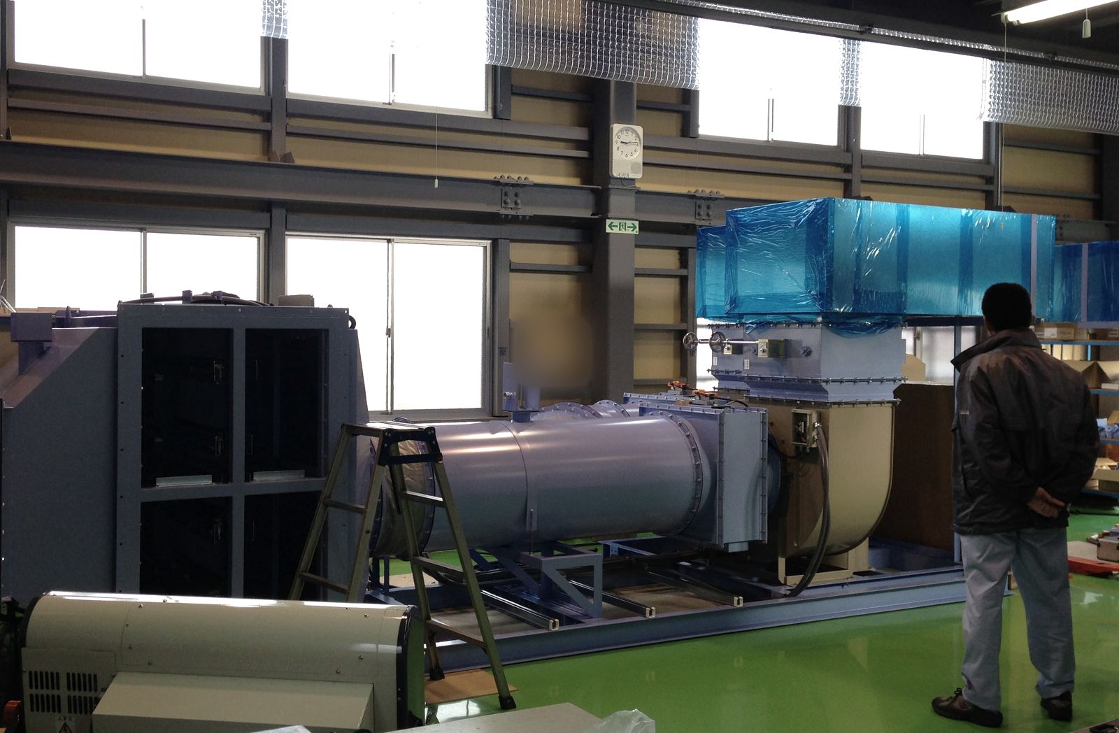 製作工場で組み上げた陽圧用の送風機ユニットとダクト
