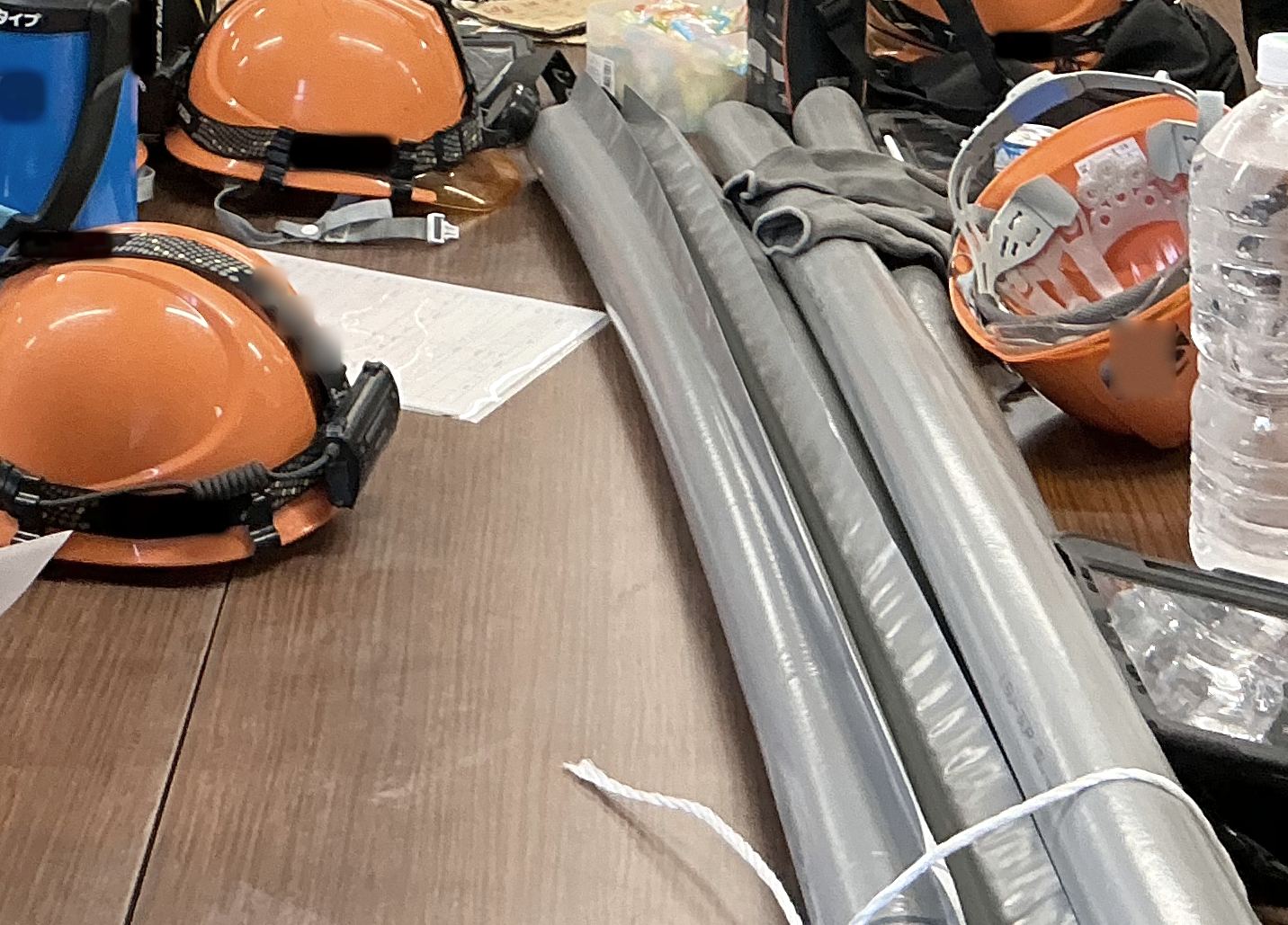 朝礼前の机に置いたヘルメットと電線管